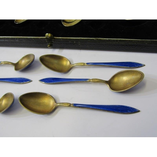 41 - SOUVENIR & ENAMELLED TEA SPOONS, 5 silver and enamel souvenir spoons, Gloucester, Hastings, Bude, et... 