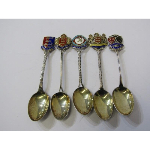 41 - SOUVENIR & ENAMELLED TEA SPOONS, 5 silver and enamel souvenir spoons, Gloucester, Hastings, Bude, et... 