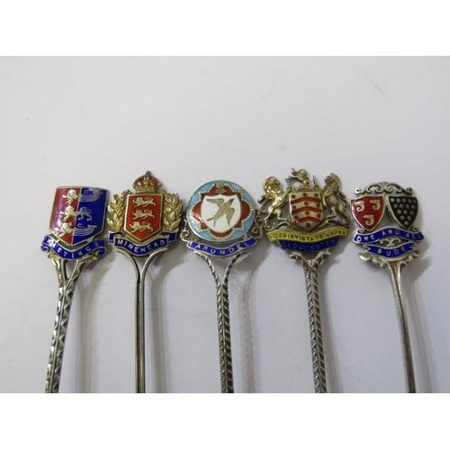 41 - SOUVENIR & ENAMELLED TEA SPOONS, 5 silver and enamel souvenir spoons, Gloucester, Hastings, Bude, et... 