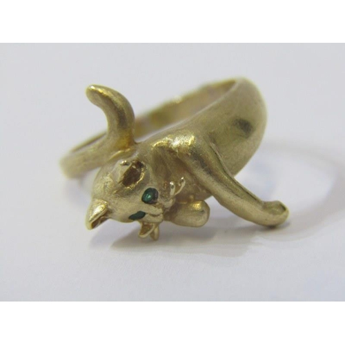 72 - 14ct YELLOW GOLD RING IN THE FORM OF A CAT, with green eyes, size H, approx 4.4 grams