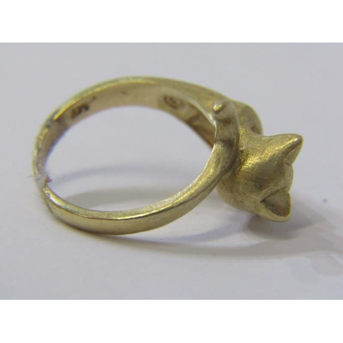 72 - 14ct YELLOW GOLD RING IN THE FORM OF A CAT, with green eyes, size H, approx 4.4 grams