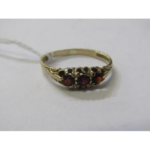 195 - GARNET RING, 9ct yellow gold 3 stone garnet ring, size O/P