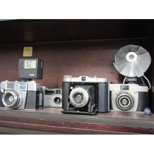 40 - VINTAGE CAMERAS, collection of 8 various cameras including Zeiss Ikon, Solida Junior & Voighlander B... 