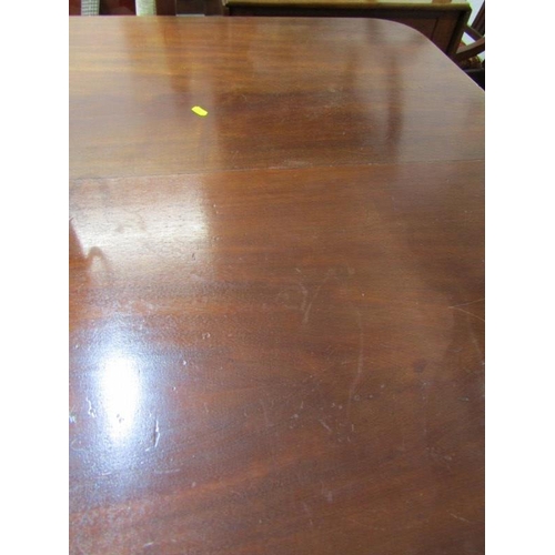 643 - EDWARDIAN MAHOGANY EXTENDING DINING TABLE, on turned legs, 148cm length, together with 4 beige uphol... 