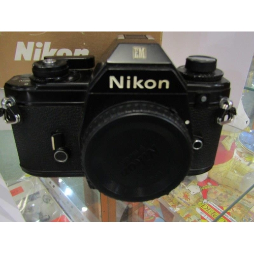 74 - PHOTOGRAPHY, Nikon EM camera with SB-400