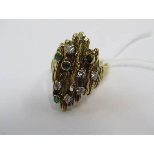 25 - RETRO ORGANIC GOLD RING, 18ct gold ring, the 1970s design ring set emerald and diamonds, size M/N, 9... 