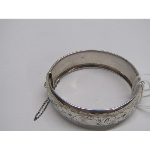 165 - HEAVY SILVER HINGED BANGLE, with foliate decoration, 42.5 grams