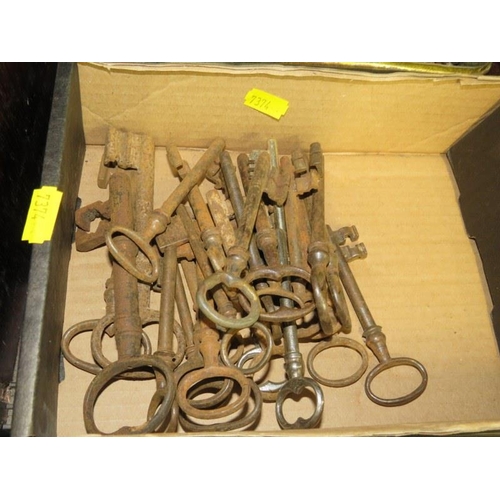 55 - ANTIQUE KEYS, collection of assorted & vintage keys