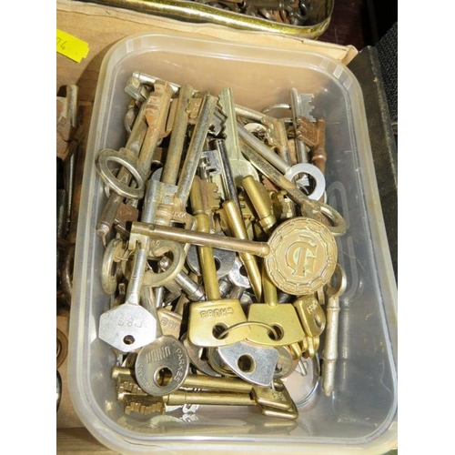 55 - ANTIQUE KEYS, collection of assorted & vintage keys