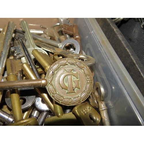 55 - ANTIQUE KEYS, collection of assorted & vintage keys