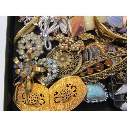 374 - COSTUME JEWELLERY, etc. tray of costume jewellery mainly brooches, including retro silver brooch, al... 