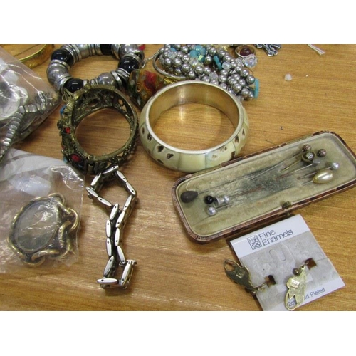 401 - BOX OF COSTUME JEWELLERY & WATCH PARTS, heavy curb link chain, bangles, vintage hat pins, plated poc... 