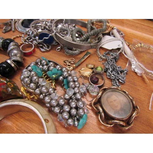 401 - BOX OF COSTUME JEWELLERY & WATCH PARTS, heavy curb link chain, bangles, vintage hat pins, plated poc... 