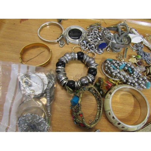 401 - BOX OF COSTUME JEWELLERY & WATCH PARTS, heavy curb link chain, bangles, vintage hat pins, plated poc... 