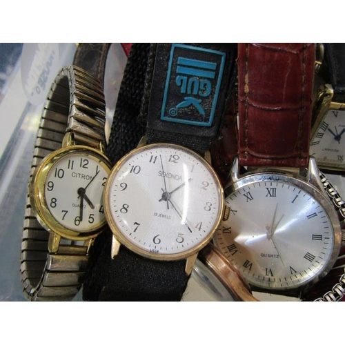 401A - ASSORTED WRIST WATCHES, Gent's Accurist wrist watch, also Sekonda, a vintage gold case Majex wrist w... 