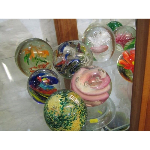 484 - PAPERWEIGHTS, collection of 12 assorted paperweights including elephant paperweight and Mdina, also ... 