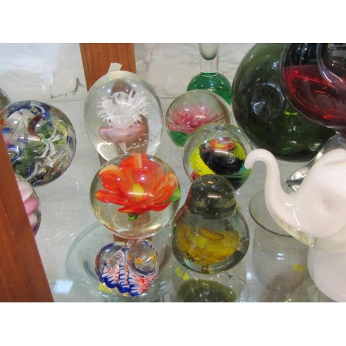 484 - PAPERWEIGHTS, collection of 12 assorted paperweights including elephant paperweight and Mdina, also ... 