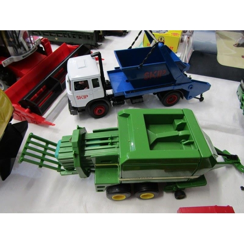 207 - QUALITY BRITAINS FARM TOYS, skiploader, combine harvester, Case 600, John Deere 100, Massey Ferguson... 