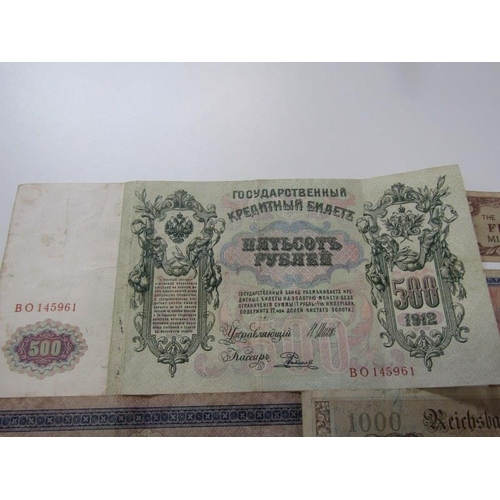 90 - A series of early Russian banknotes including 1912 Peter The Great 500 roubles, 1917 1000 rubles, a ... 