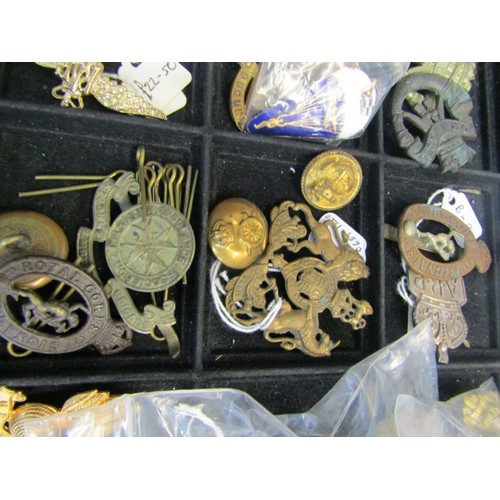 189 - CAP BADGES & MILITARY BUTTONS, 2 x DCLI cap badges, Royal Artillery, RAF sweethearts badge, ARP badg... 