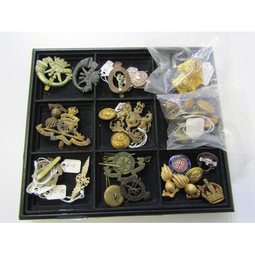 189 - CAP BADGES & MILITARY BUTTONS, 2 x DCLI cap badges, Royal Artillery, RAF sweethearts badge, ARP badg... 