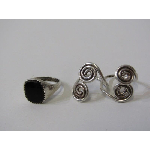 17 - 7 SILVER & SILVER GILT RINGS, 7 assorted rings, some stone set, some silver gilt, various sizes