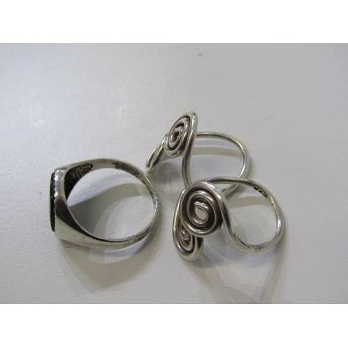 17 - 7 SILVER & SILVER GILT RINGS, 7 assorted rings, some stone set, some silver gilt, various sizes