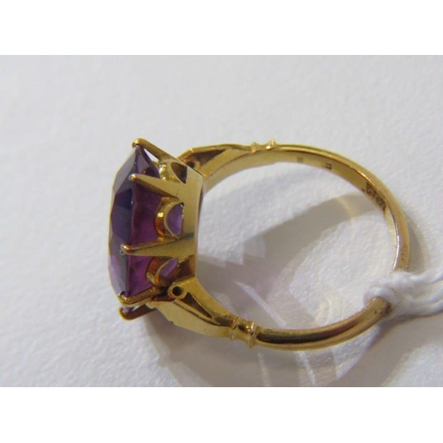 4 - 22ct RING, 22ct yellow gold ring, set an oval purple stone, approx. 15mm diameter, size J/K