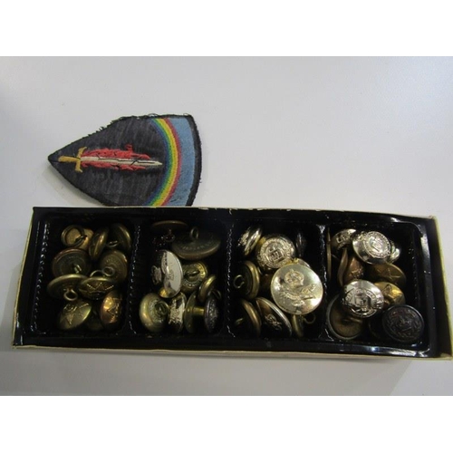 425 - MILITARIA, cased display of buttons and cloth lapel badges, together with a matchmakers box of assor... 