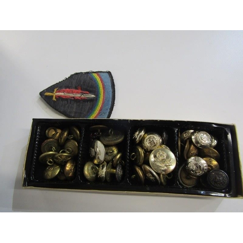 425 - MILITARIA, cased display of buttons and cloth lapel badges, together with a matchmakers box of assor... 