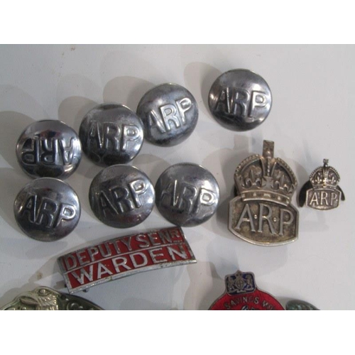 427 - MILITARY BUTTONS & BADGES, WWI RNAF tank badge, ARP buttons, cap badges, etc