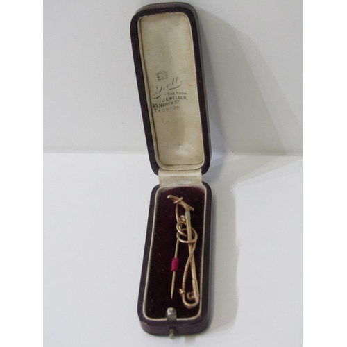 239 - HUNTING BAR BROOCH, 9ct yellow gold brooch in the form of a hunters whip 6cms length, 4.8 grams