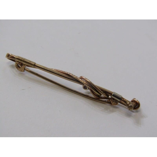 239 - HUNTING BAR BROOCH, 9ct yellow gold brooch in the form of a hunters whip 6cms length, 4.8 grams