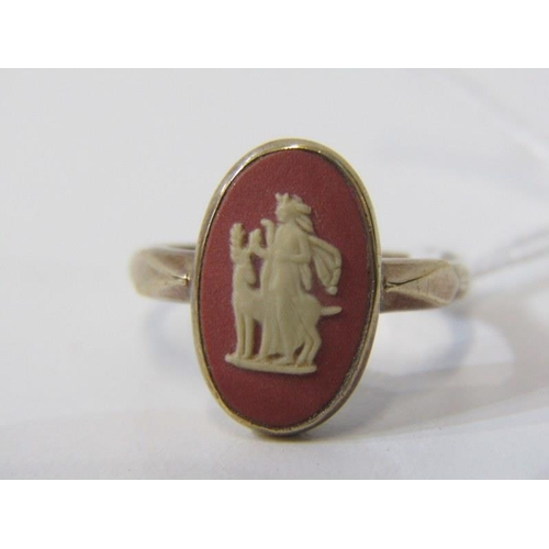 243 - GOLD CAMEO RING, yellow gold ring (tests as high carat) set an oval plaque cameo