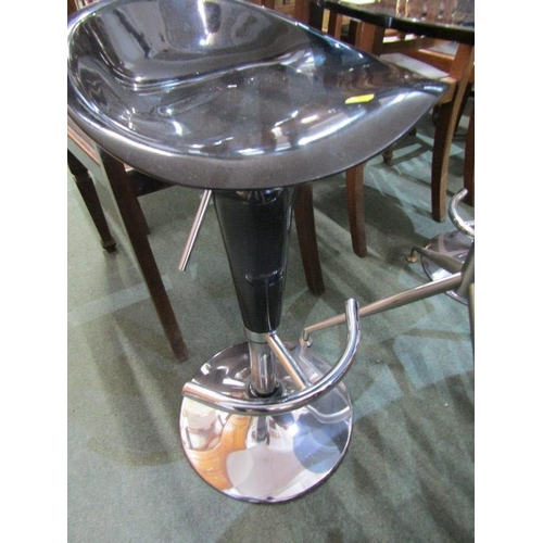 844 - RETRO PLATE GLASS BREAKFAST TABLE and pair of chromed stools