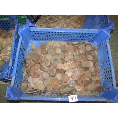 79 - A large collection of 20th century GB halfpennies to half crowns in mushroom trays x 6 with addition... 