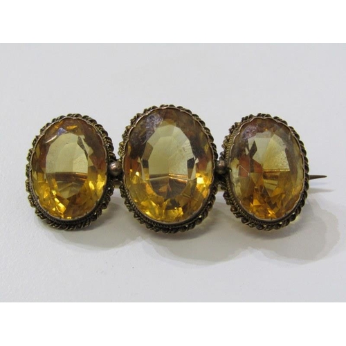 95 - CITRINE BAR BROOCH, 3 stone citrine bar brooch of graduated oval design, central stone with 18mm spr... 