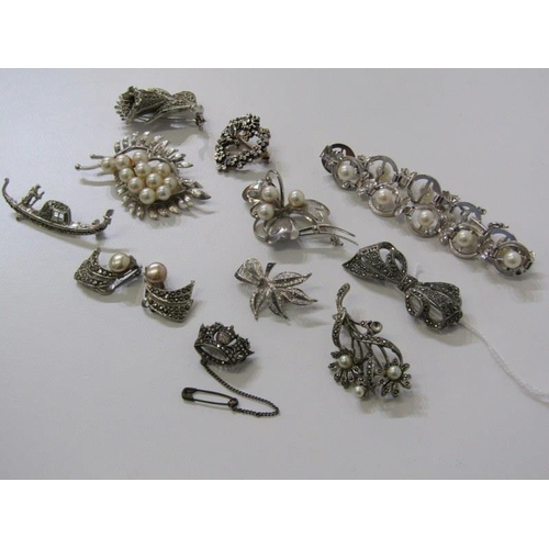 189 - FILIGREE & PEARL BROOCHES box containing 5 assorted filigree brooches including bow, flower brooch a... 