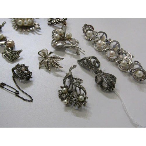 189 - FILIGREE & PEARL BROOCHES box containing 5 assorted filigree brooches including bow, flower brooch a... 