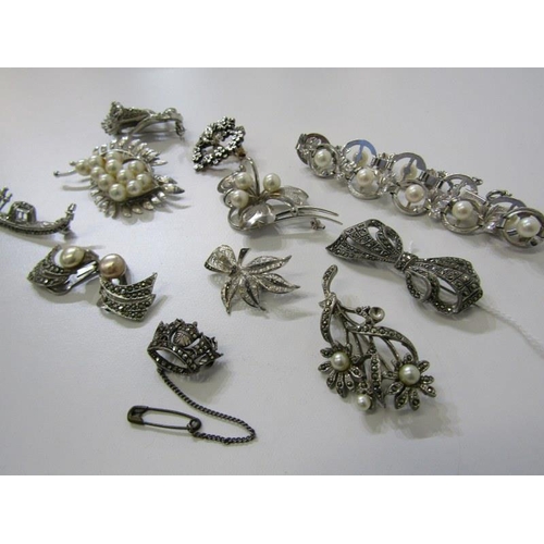 189 - FILIGREE & PEARL BROOCHES box containing 5 assorted filigree brooches including bow, flower brooch a... 