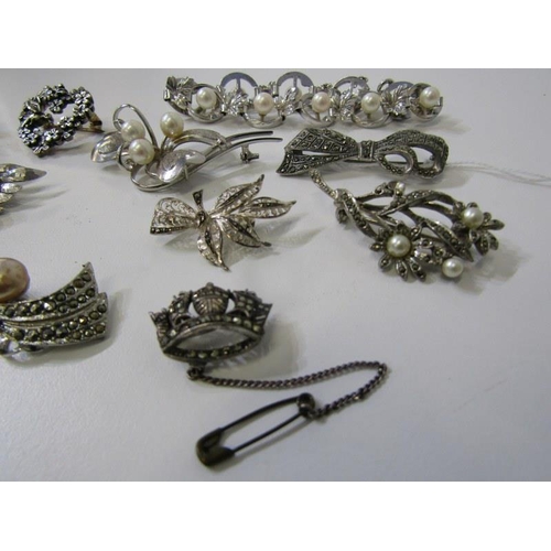 189 - FILIGREE & PEARL BROOCHES box containing 5 assorted filigree brooches including bow, flower brooch a... 