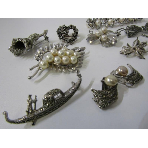 189 - FILIGREE & PEARL BROOCHES box containing 5 assorted filigree brooches including bow, flower brooch a... 