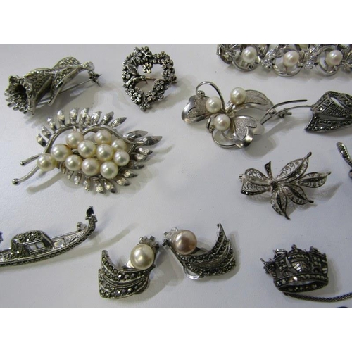 189 - FILIGREE & PEARL BROOCHES box containing 5 assorted filigree brooches including bow, flower brooch a... 