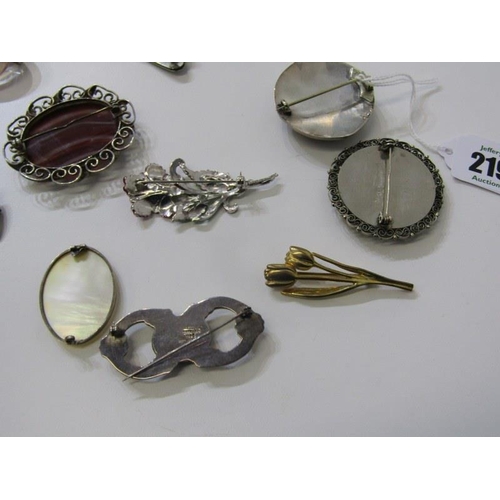 219 - BROOCH COLLECTION, collection of 12 assorted brooches, including silver and agate bar brooch, Scotti... 