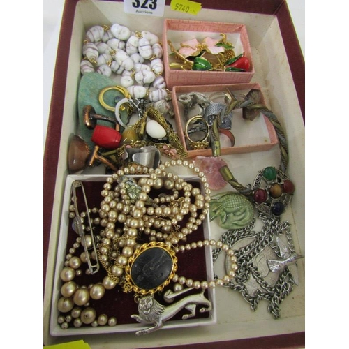 323 - COSTUME JEWELLERY, good collection of costume jewellery in 2 trays; rings, stone set pendant on chai... 