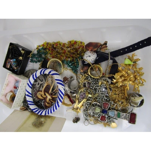 323 - COSTUME JEWELLERY, good collection of costume jewellery in 2 trays; rings, stone set pendant on chai... 