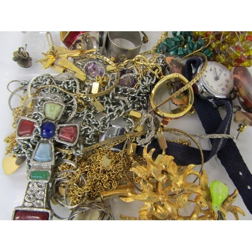 323 - COSTUME JEWELLERY, good collection of costume jewellery in 2 trays; rings, stone set pendant on chai... 