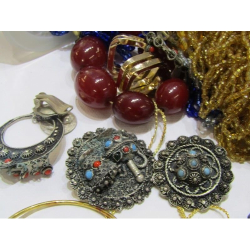 329 - COSTUME JEWELLERY, tub of costume jewellery including a graduated amber style red bead necklace,(af)... 