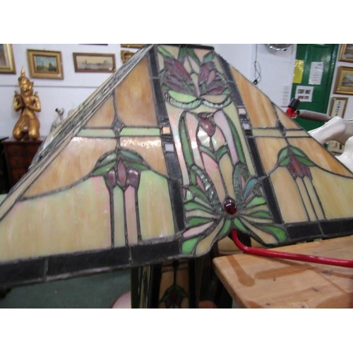 557 - TIFFANY STYLE LAMP, impressive Tiffany style table lamp 68cms high