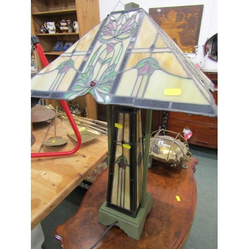 557 - TIFFANY STYLE LAMP, impressive Tiffany style table lamp 68cms high